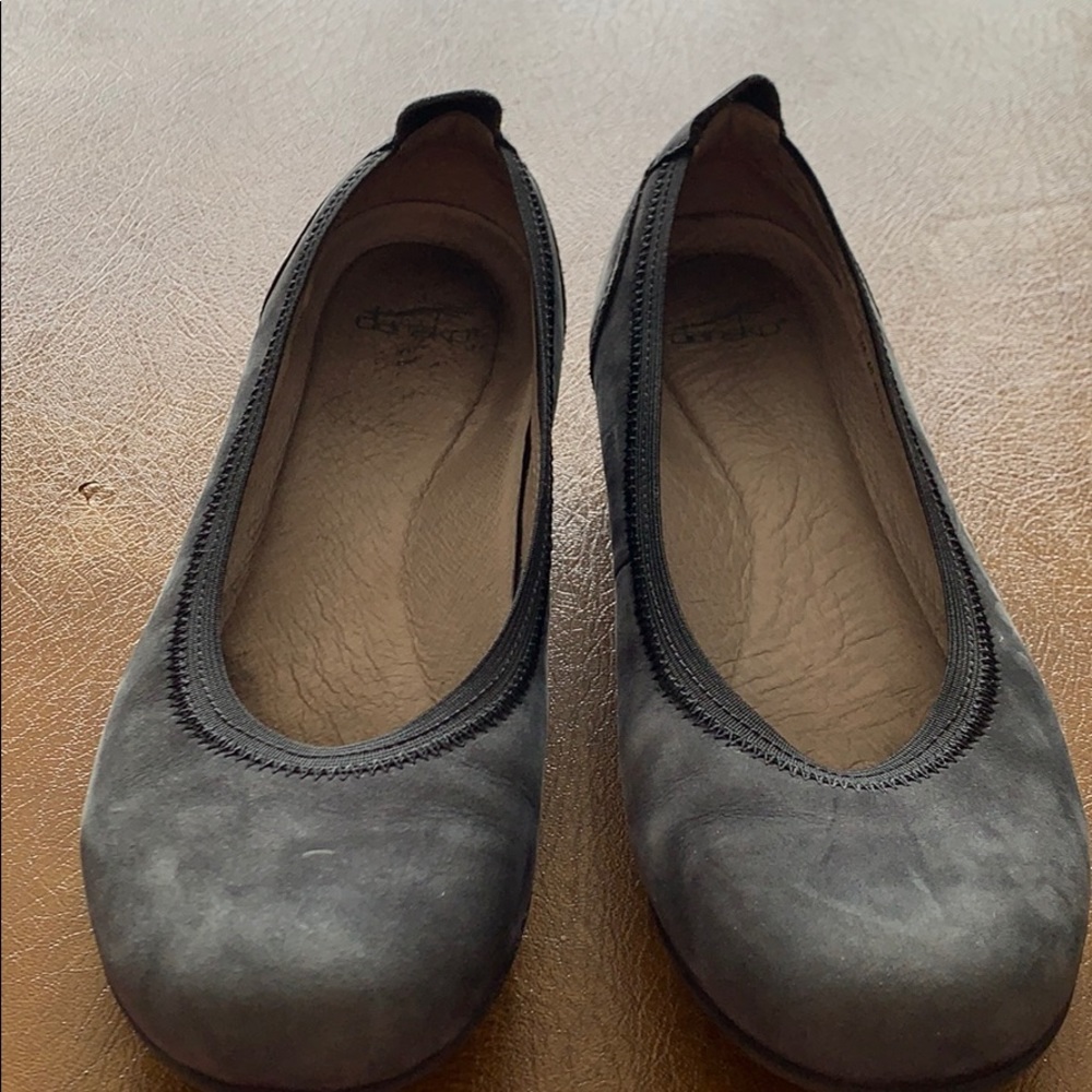 The Kristen flat feature stain-protected leather